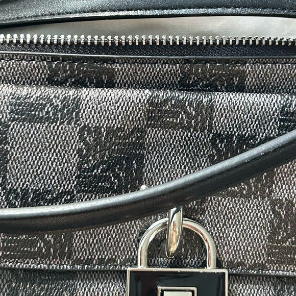 Steve Madden grey logo padlock cross body bag - Picture 3 of 7